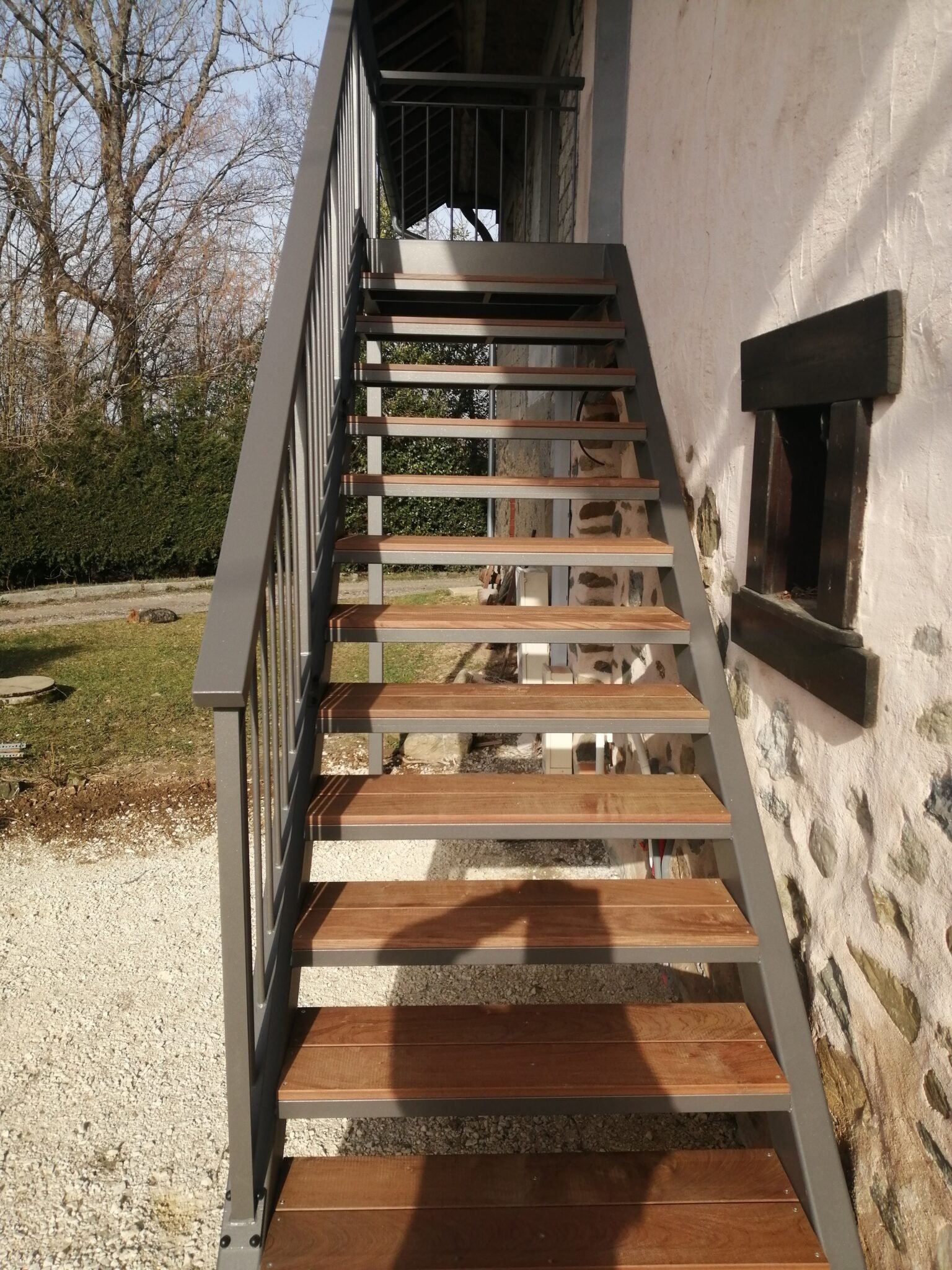 Escalier métallique extérieur sur mesure pour habitation en Haute-Savoie