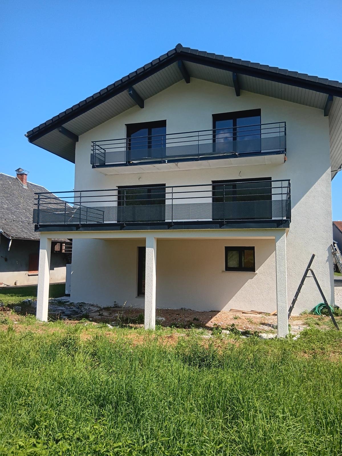 Rambarde et garde-corps métallique pour balcon de maison en Haute-Savoie