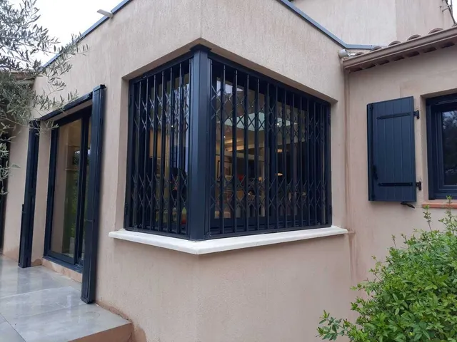 Grille défense fenêtre fer forgé Amancy - Serrurier ferronnier Haute-Savoie