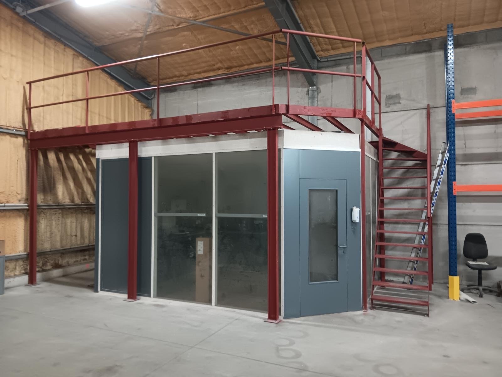 Mezzanine acier sur-mesure escalier industriel - Structure métallique MGM