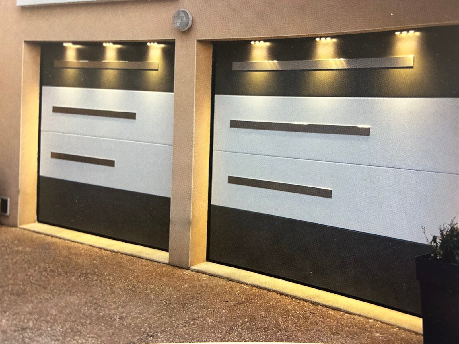 Porte garage sectionnelle motorisée Bonneville - Métallier serrurier 74